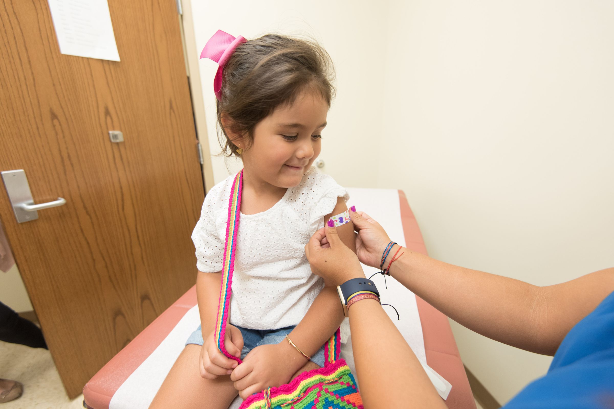VX1b_pair_child-bandage-smiling