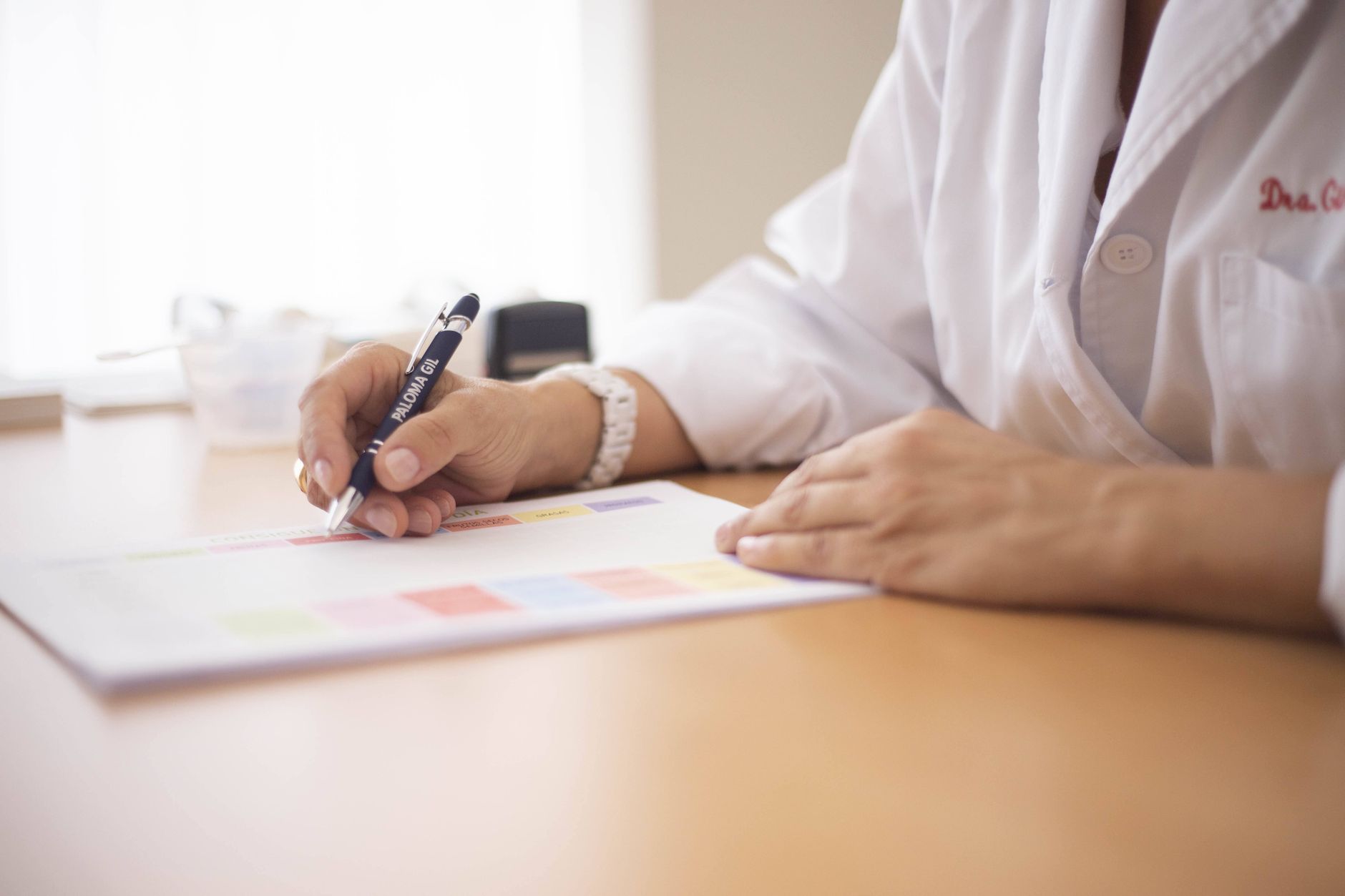 iv-therapy_IV4-faq_opt4_female-doctor-desk